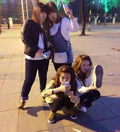 得此室友，夫复何求！那么辛苦就不要扮帅了，真心为你好，兄弟。用绳命在拍照的还有她们，之前的自拍都弱爆了有木有