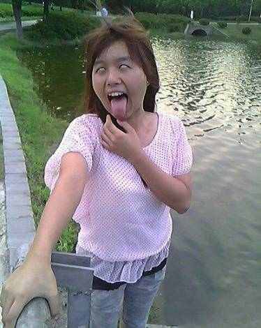 还有你，这是咋啦？一拍照就犯病？