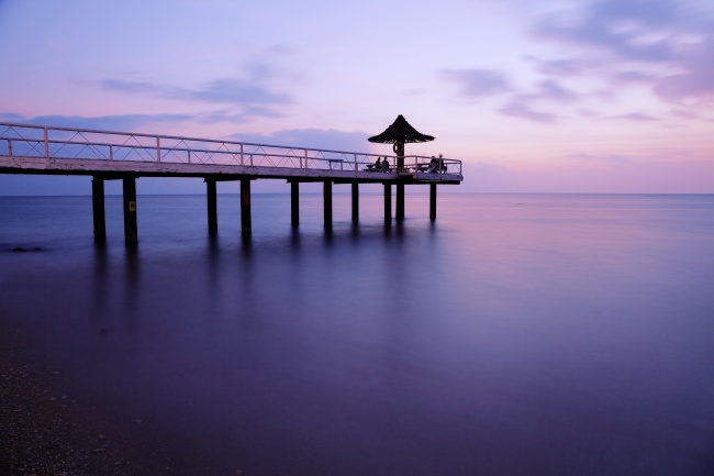 紫色調海邊黃昏唯美圖片
