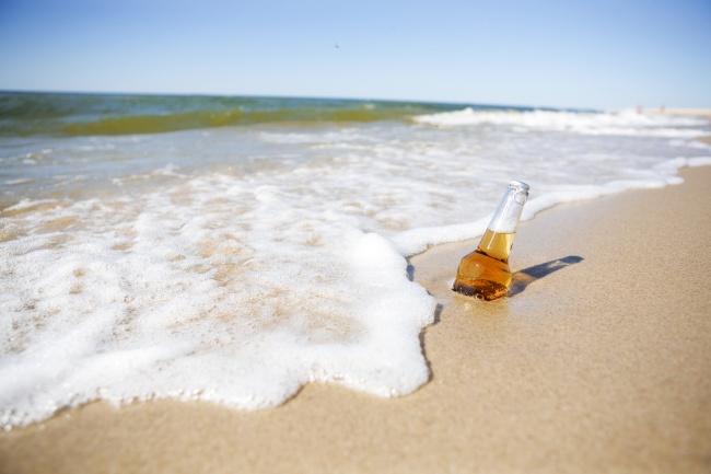 沙灘上的啤酒圖片