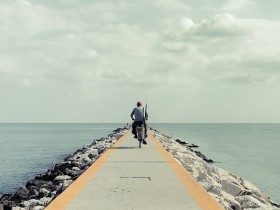 人生不是一篇文摘，只收藏精彩，不接受平淡