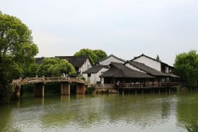 过错是暂时的遗憾，而错过则是永远的遗憾