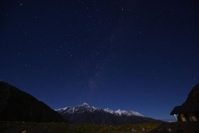 何必叹，相逢太晚；何必怨，造化弄人