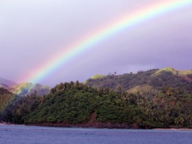 青春都如一场倾城盛宴，浓妆艳抹着登场，又奢华低调着落幕