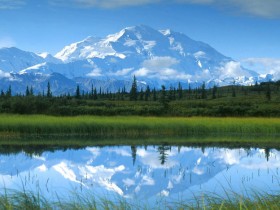 母爱如海，父爱如山，海永远不枯，山永远不倒