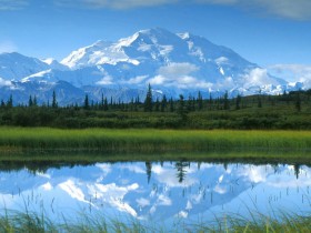 母爱如海，父爱如山，海永远不枯，山永远不倒