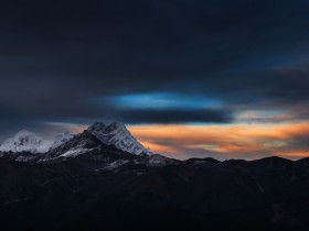 远处的青山氤氲在缭绕的烟波里