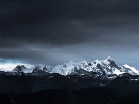 一个人只比别人高出一点点，就会招致别人百般的辱骂