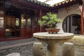 等生命去抽取沿途拾来的枝枝叶叶，在夕阳的指尖静静回忆