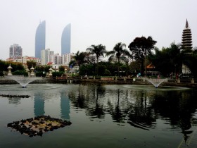 在无数次的摩擦与碰撞中，慢慢地改变着并湮没了原来的自己