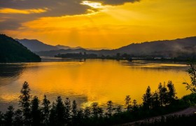 而眼前的枫叶却比二月花还要红