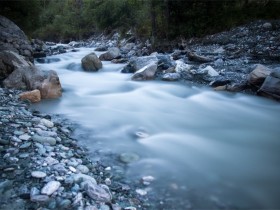 相信人生有挫折没有失败，相信生命的质量来自决不妥协的信念