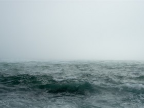 雨急急而来匆匆而去，一场场不带春雨的缠绵和秋雨的含蓄