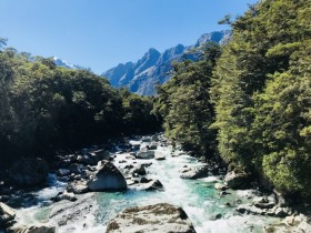 信赖却不能完全信任别人，这样的人生有时也是孤独的